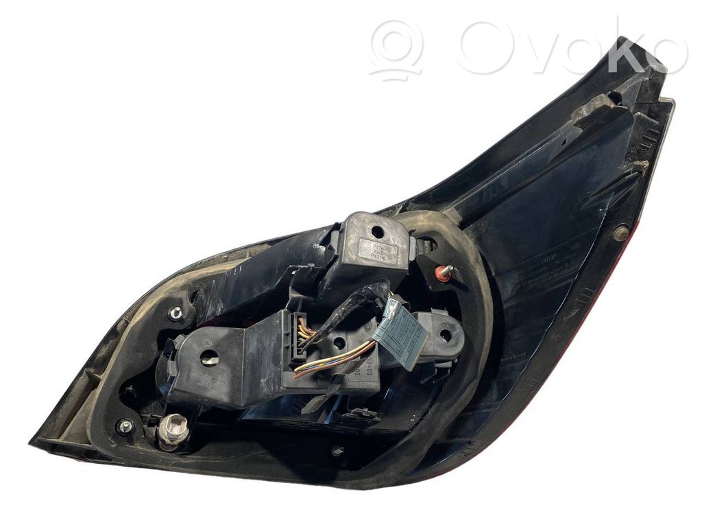 Aizmugurējais lukturis virsbūvē