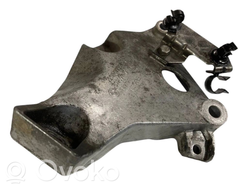Engine mounting bracket