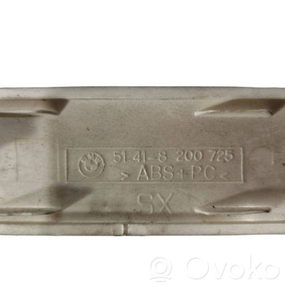 Cita veida priekšpusē durvju dekoratīvās apdares detaļa