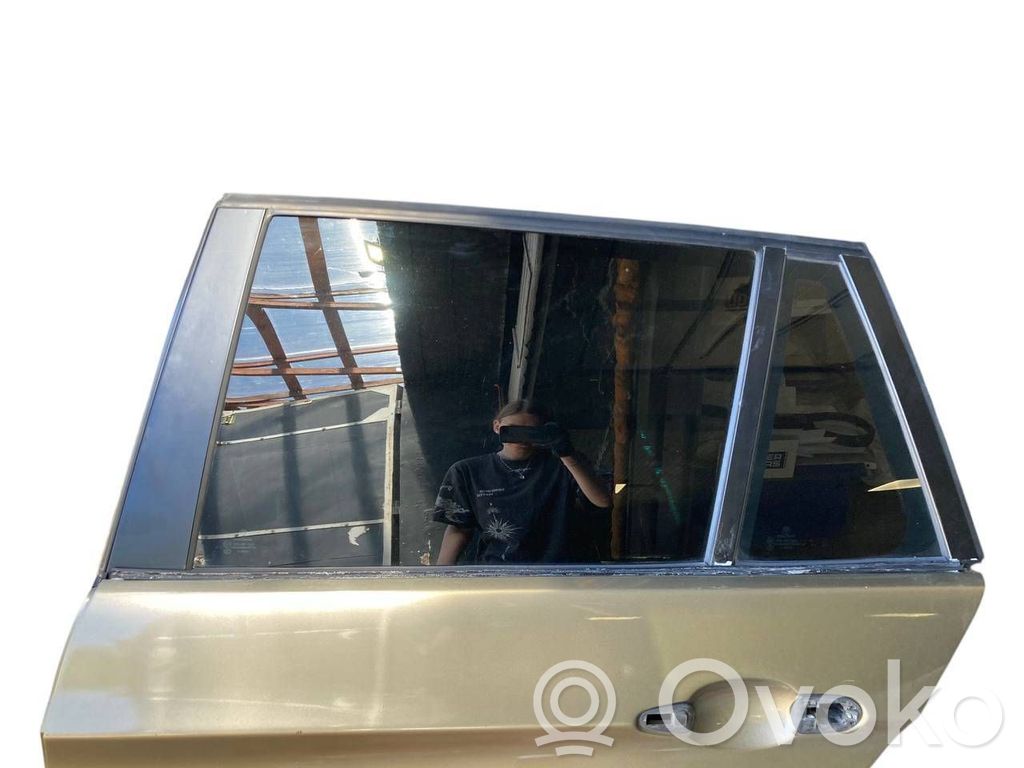 Aizmugurējās durvis