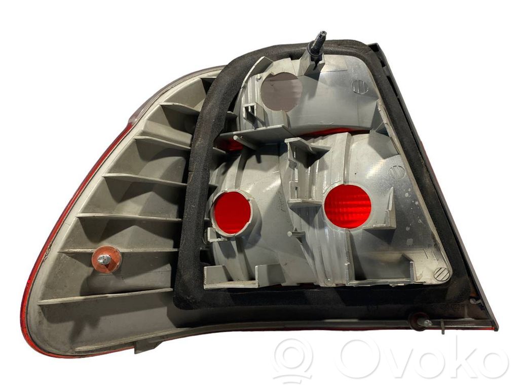 Aizmugurējais lukturis virsbūvē