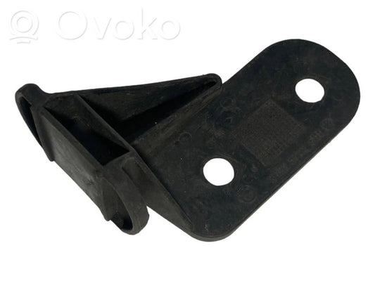 Priekšpusē bampera turētājs