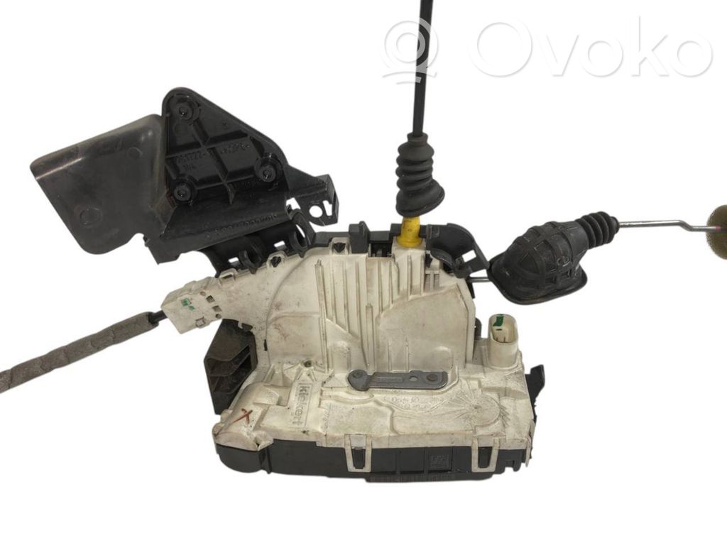 Priekšpusē slēdzene