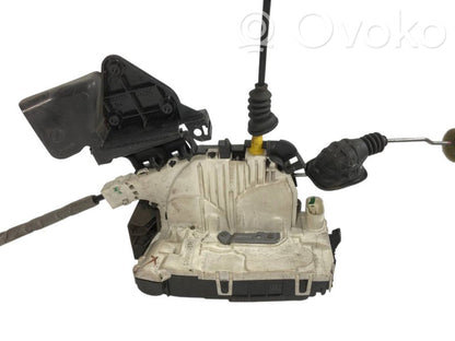 Priekšpusē slēdzene