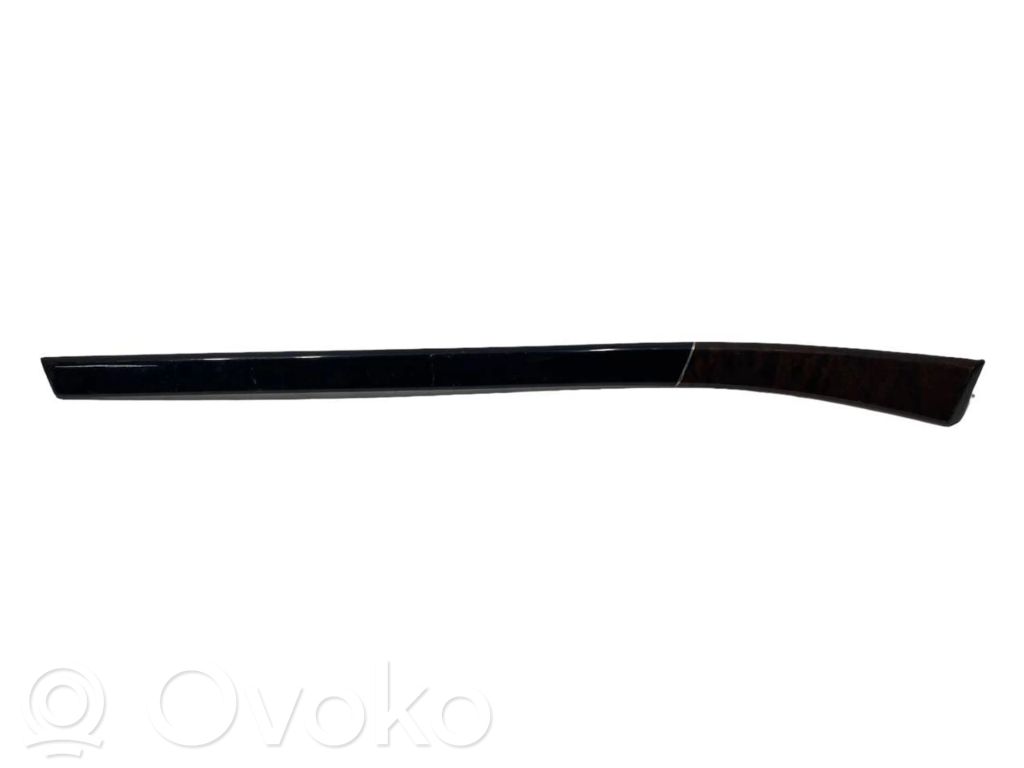 Priekšpusē dekoratīvās apdares lenta