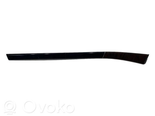 Priekšpusē dekoratīvās apdares lenta