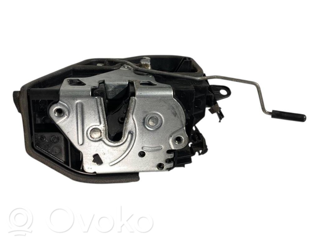 Priekšpusē slēdzene