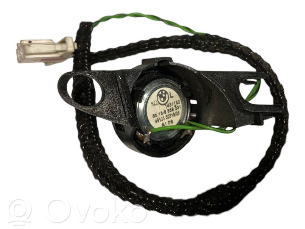 Augsto frekvenču skaļrunis (-i) priekšējās durvīs