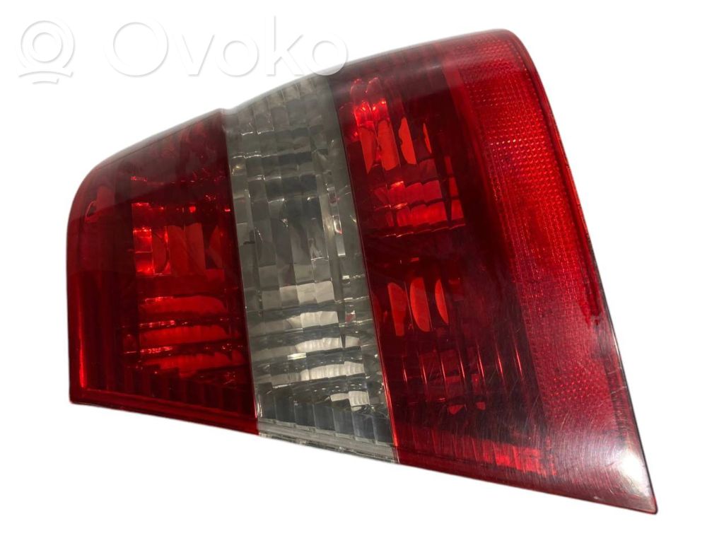 Aizmugurējais lukturis virsbūvē