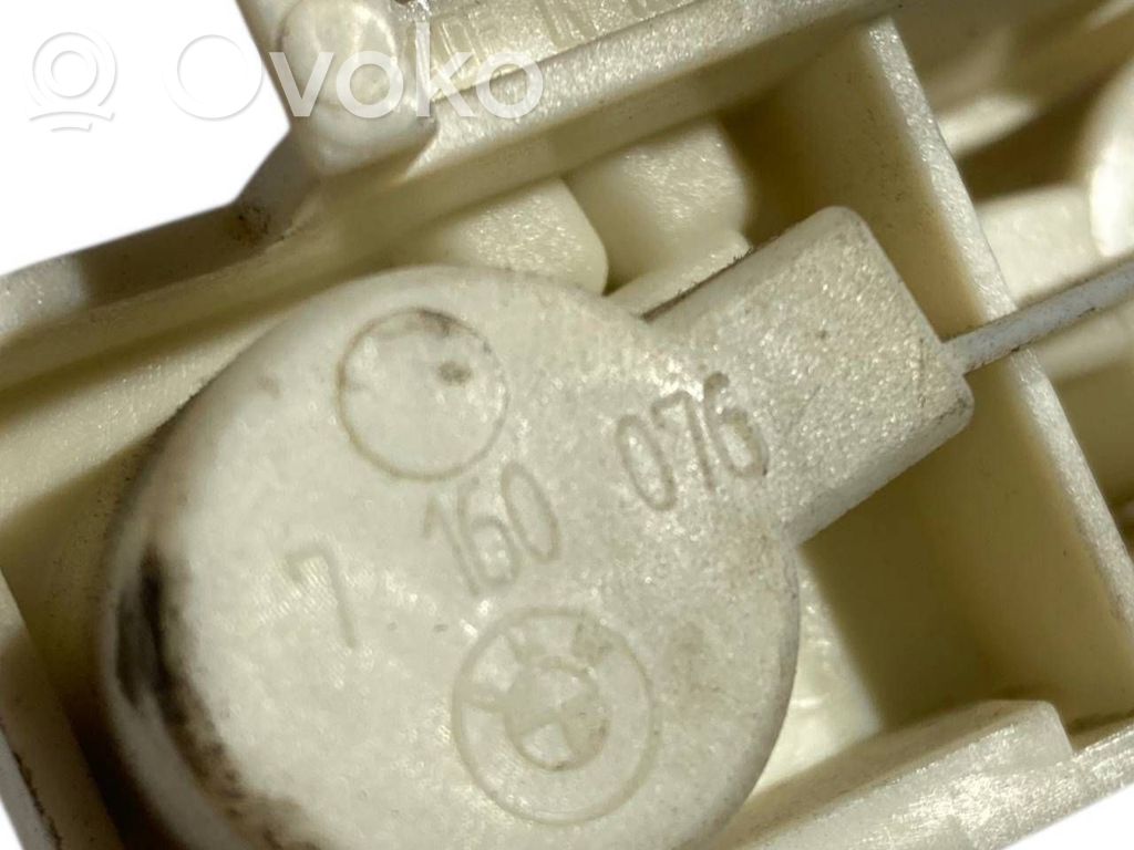 Держатель крышки заднего фонаря