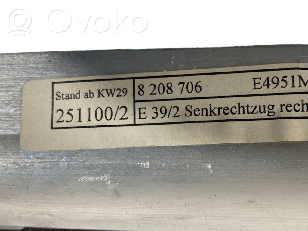 Aizmugurē logu aizkars