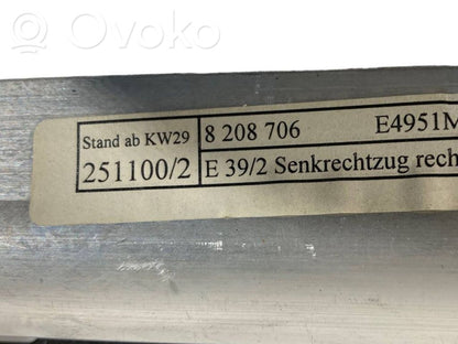 Aizmugurē logu aizkars