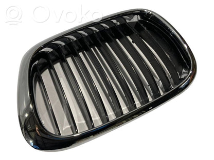 Dzinēja pārsega dekoratīvais režģis