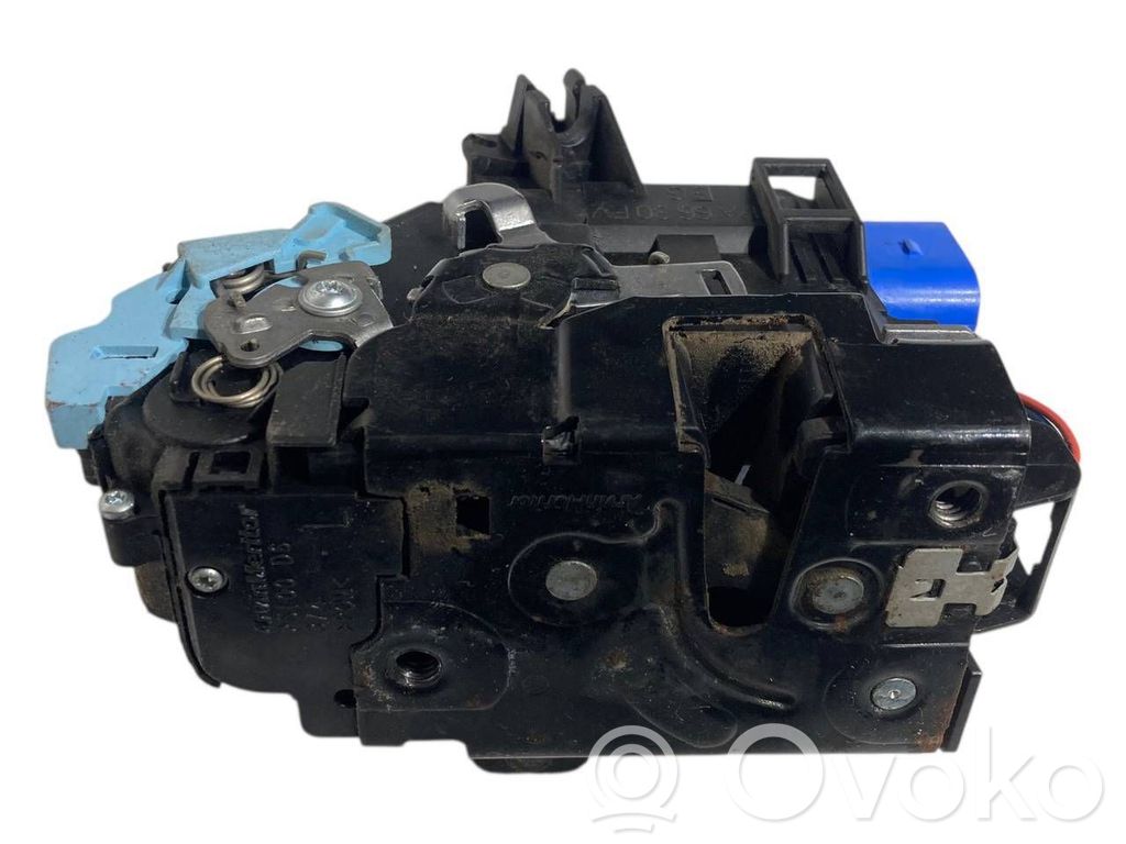 Priekšpusē slēdzene