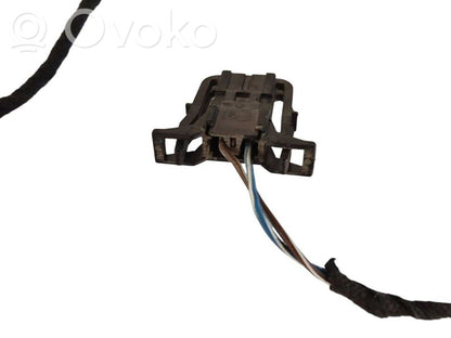 Aizmugurējo durvju vadu instalācija