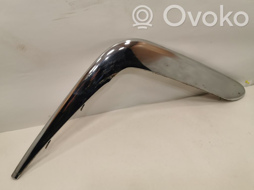 Priekšpusē dekoratīva bampera uzlikas