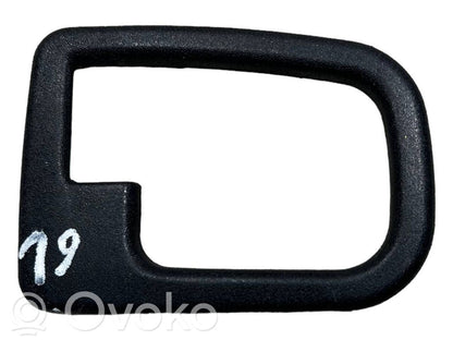 Aizmugurē durvju roktura vāciņš