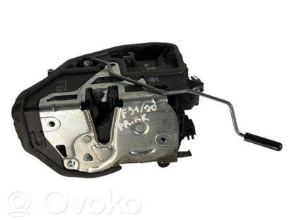 Priekšpusē slēdzene