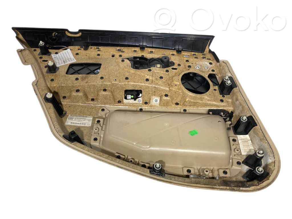 Apšuvums aizmugurējām durvīm