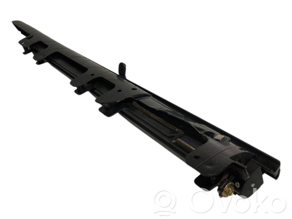 Aizmugurē logu aizkars