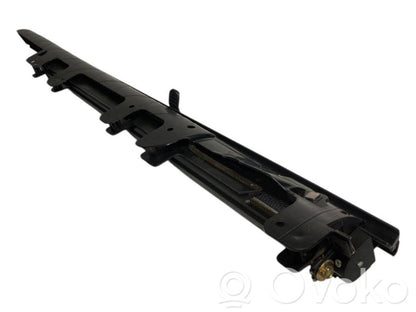 Aizmugurē logu aizkars