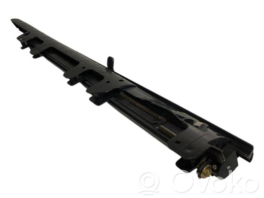 Aizmugurē logu aizkars