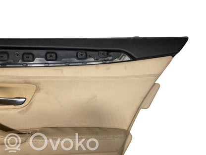 Apšuvums aizmugurējām durvīm