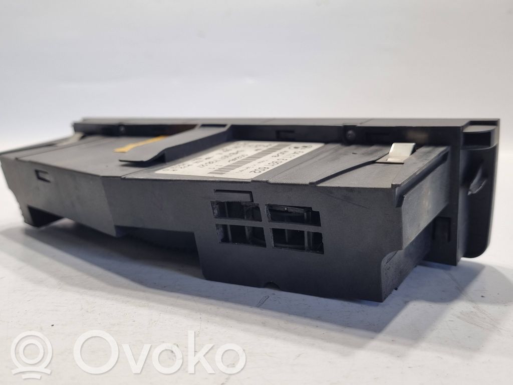 Gaisa kondicioniera / klimata kontroles / salona apsildes vadības bloks (salonā)