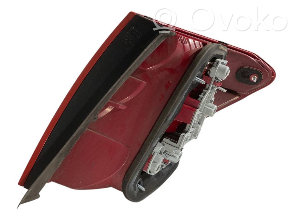 Aizmugurējais lukturis virsbūvē