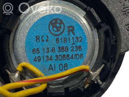 Augsto frekvenču skaļrunis (-i) priekšējās durvīs