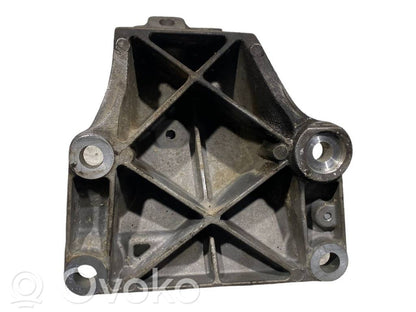 Engine mounting bracket