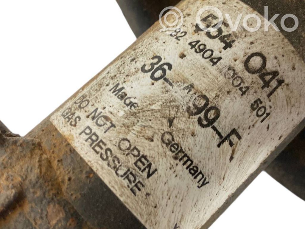 Priekšpusē amortizators ar atsperi