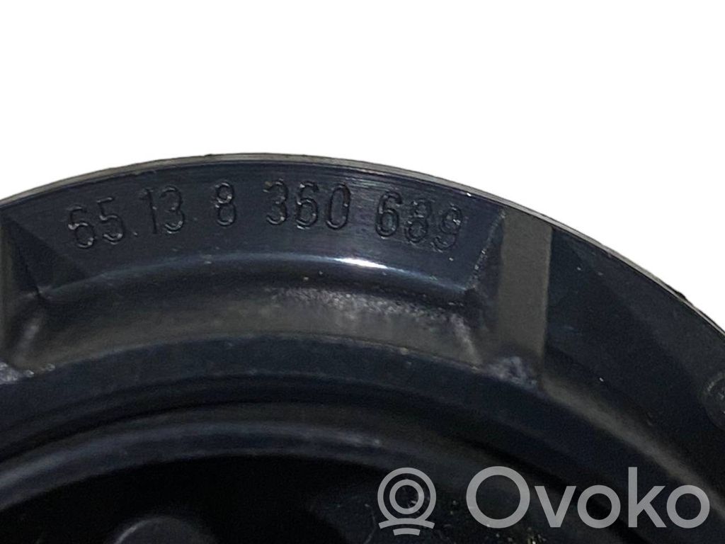 Augsto frekvenču skaļrunis (-i) priekšējās durvīs