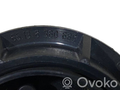 Augsto frekvenču skaļrunis (-i) priekšējās durvīs