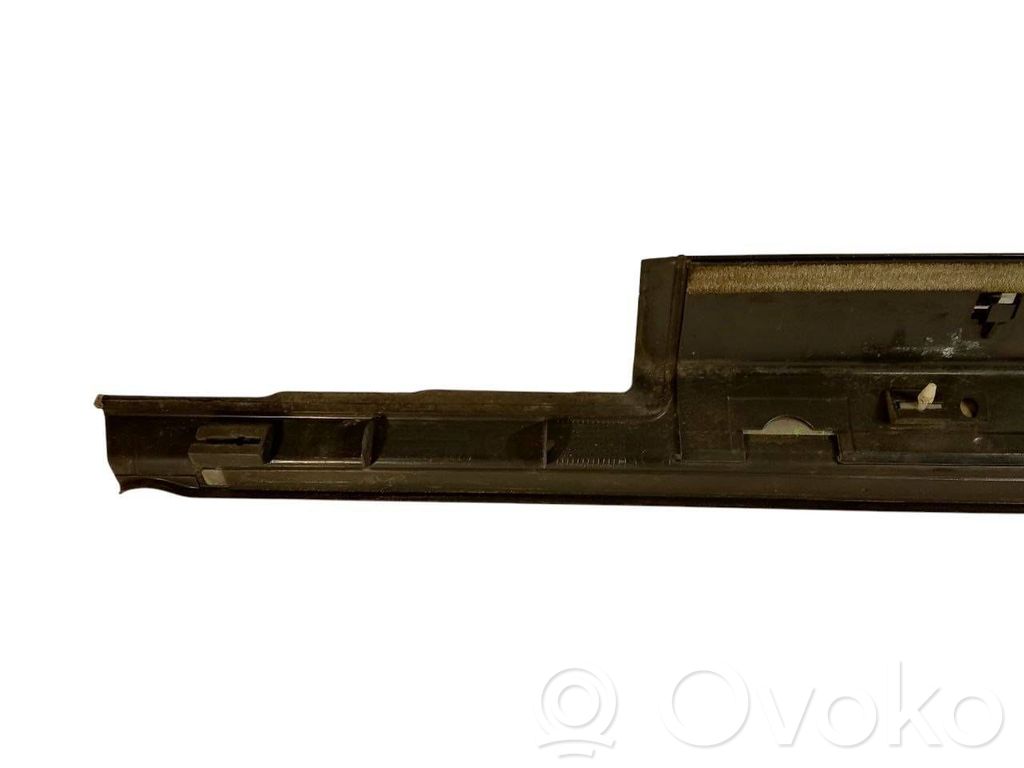 Priekšējā sliekšņa dekoratīvā apdare (iekšējā)