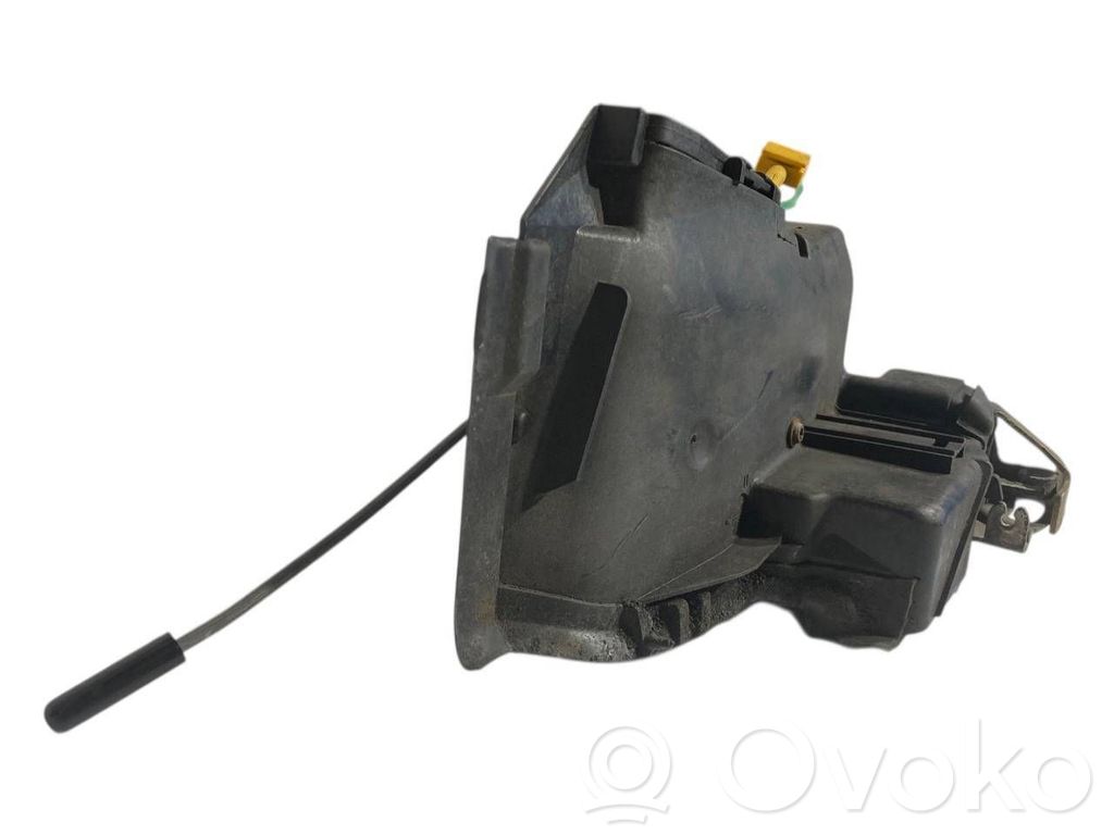 Priekšpusē slēdzene