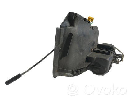 Priekšpusē slēdzene