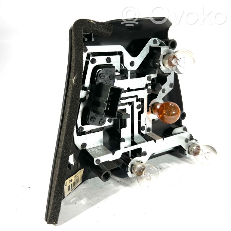 Держатель крышки заднего фонаря