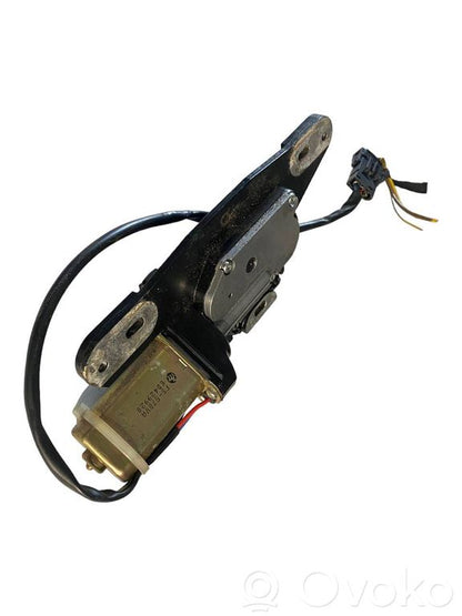 Aizmugurējā pārsega pievilcējs