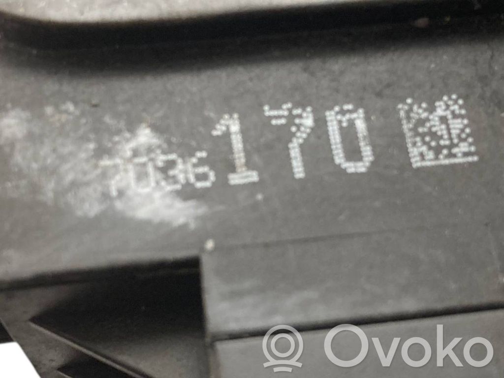 Priekšpusē slēdzene