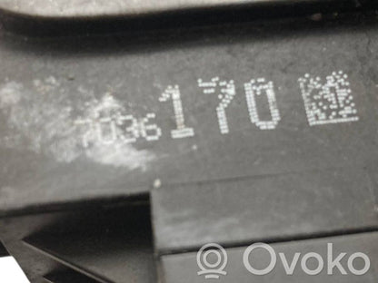 Priekšpusē slēdzene