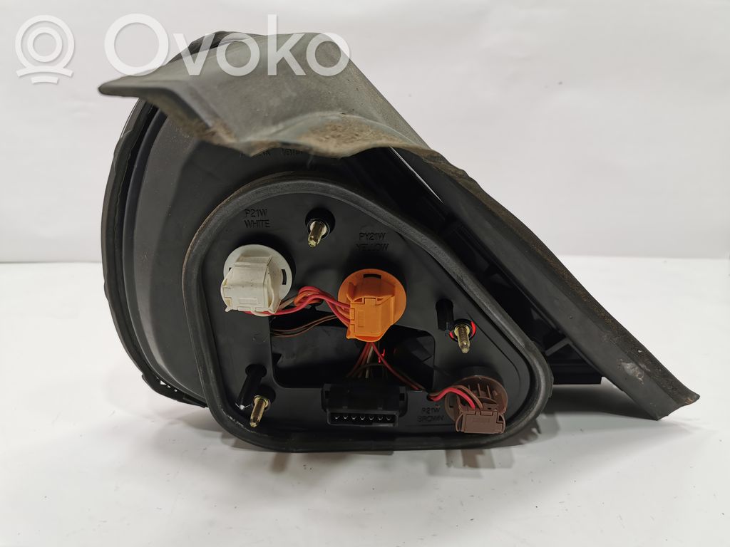 Aizmugurējais lukturis virsbūvē