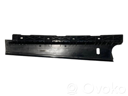 Aizmugurē durvju stikla apdare