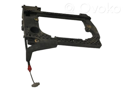 Priekšpusē turētājs / kronšteins ārējam atvēršanas rokturim