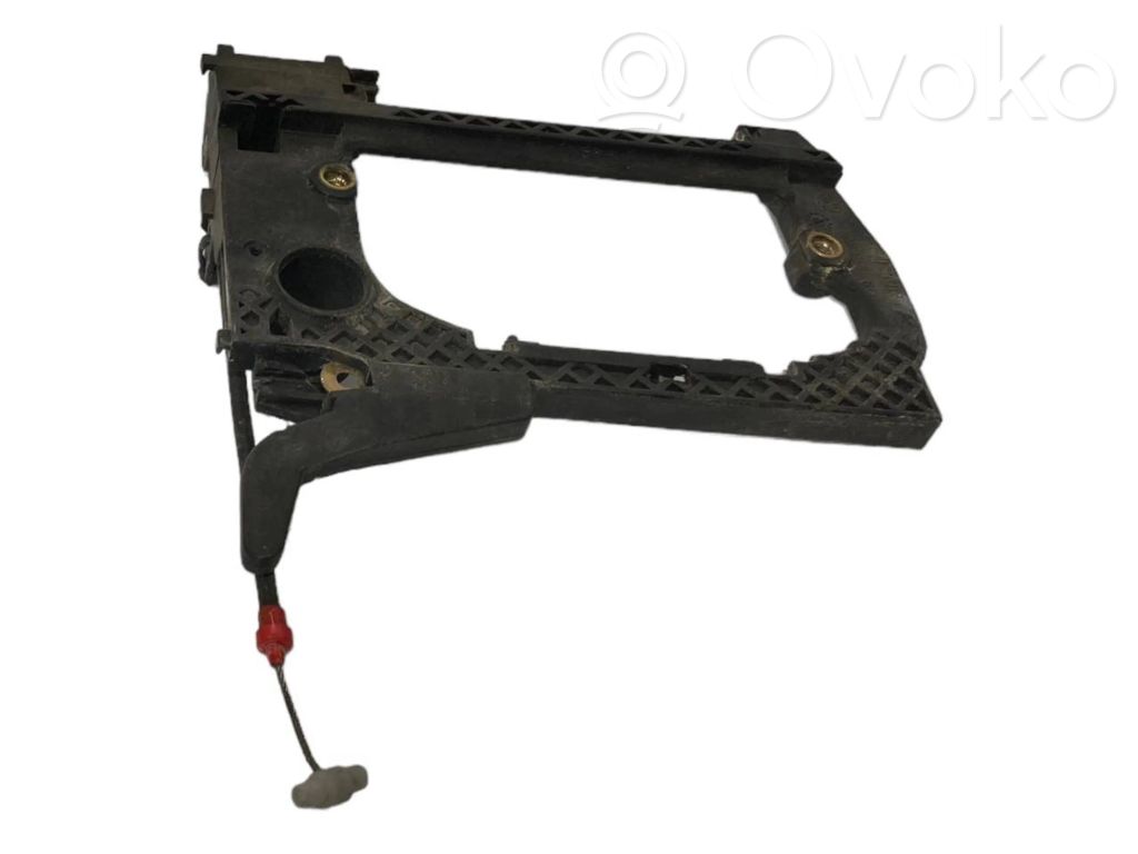 Priekšpusē turētājs / kronšteins ārējam atvēršanas rokturim