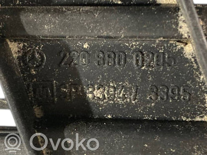 Dzinēja pārsega dekoratīvais režģis