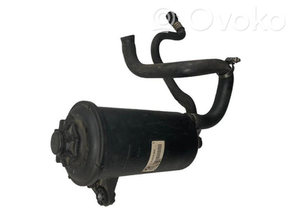 Stūres pastiprinātāja šķidruma tvertne