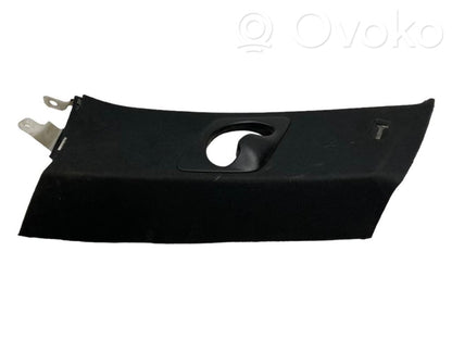 (C) statņa dekoratīvā apdare