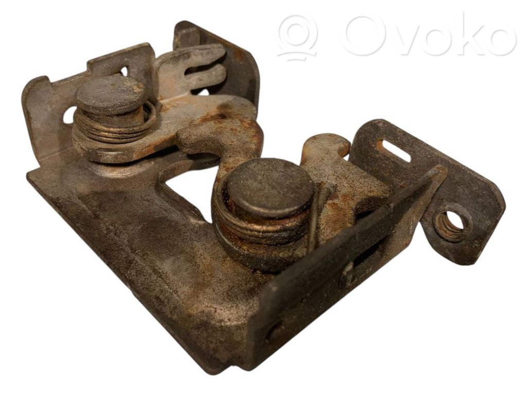 Dzinēja pārsega slēdzene