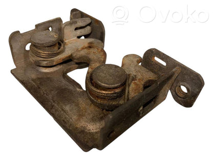 Dzinēja pārsega slēdzene